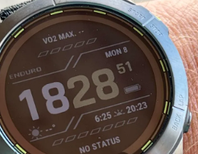 GarminEnduro2150小时的GPS跟踪和耐力运动员训练功能