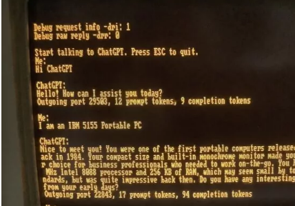1984年运行MSDOS的便携式IBMPC正在运行ChatGPT客户端