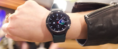 带有标志性旋转表圈的三星GalaxyWatch4Classic降到超低价