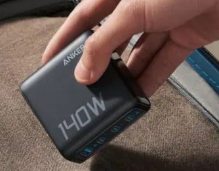 Anker 的新款 140W 充电器内置显示屏